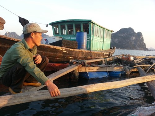Village flottant des pêcheurs sans Têt à la baie Bai Tu Long